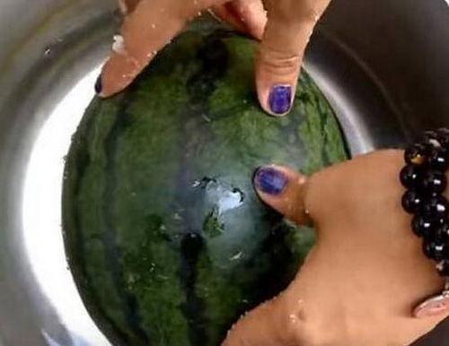 媳妇吃坏瓜视频,视频记录惊险瞬间