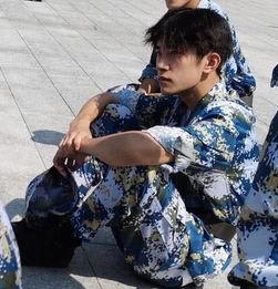 军训吃瓜调侃学弟,吃瓜调侃学弟，揭秘新生军训那些事儿