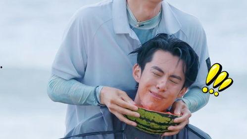 王鹤棣吃瓜洗脸,揭秘明星日常护肤秘诀