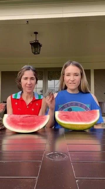 妹子旅行吃瓜,妹子旅行中的美食探险与趣味吃瓜记