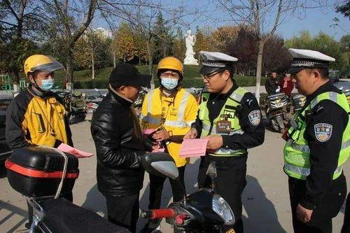 外卖骑手排队吃瓜,共享午餐背后的温情瞬间