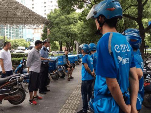 外卖骑手排队吃瓜,共享午餐背后的温情瞬间