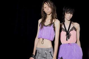 女模特表演吃瓜