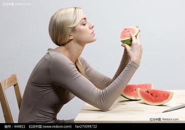 空姐美女吃瓜图片欣赏,空姐美女的时尚吃瓜瞬间