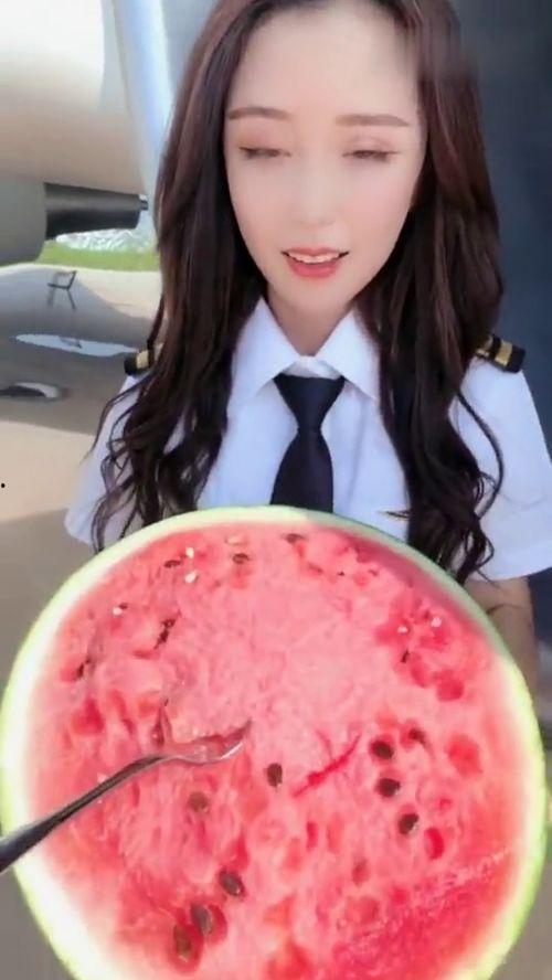 空姐美女吃瓜图片欣赏,空姐美女的时尚吃瓜瞬间