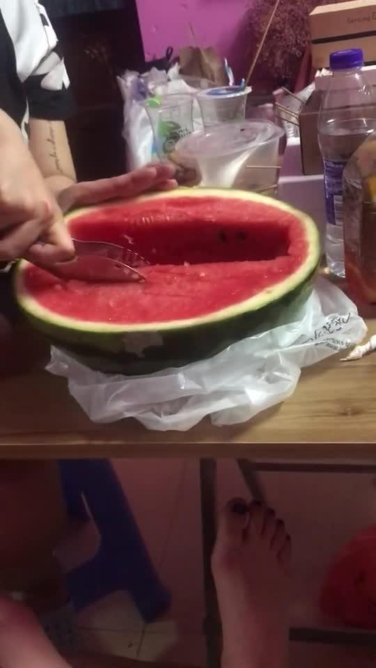 寝室吃瓜谈心,温馨谈心，共享青春点滴