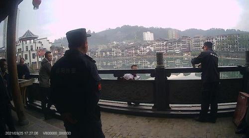 吃瓜男子警察,一场意外的正义较量