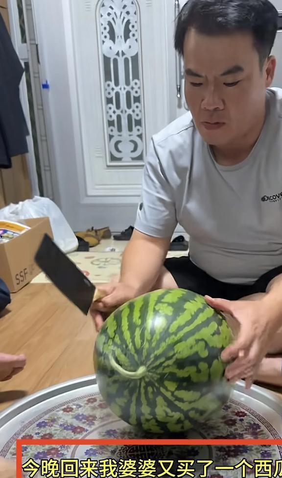 吃瓜现场的感受,瓜田奇观，揭秘吃瓜群众的欢乐盛宴