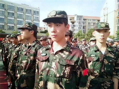 军训跳舞吃瓜网站,吃瓜网站见证成长瞬间