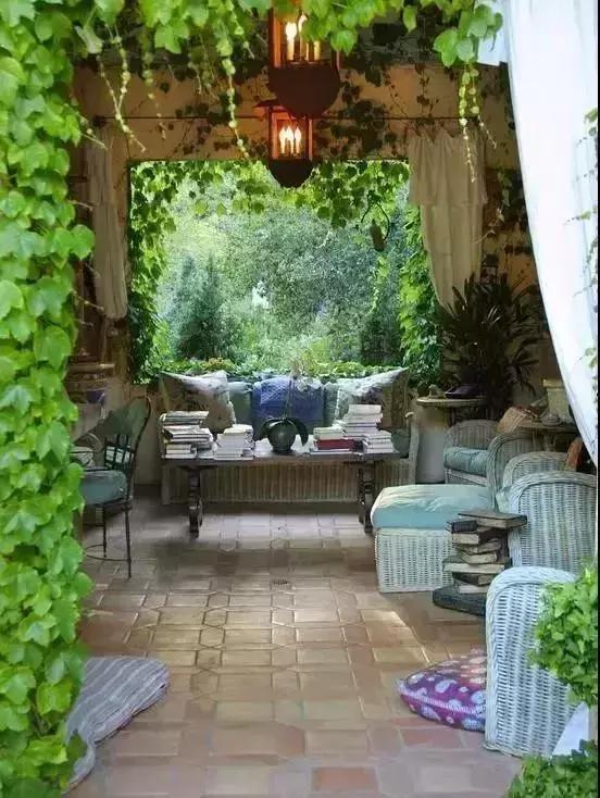 情侣庭院吃瓜,情侣庭院浪漫时光