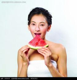 游客吃瓜美女照片,游客镜头下的瓜美女风采