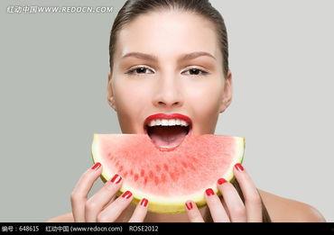 游客吃瓜美女照片,游客镜头下的瓜美女风采