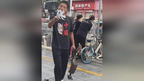 吃瓜的时候拍视频,记录生活中的点滴欢乐