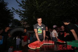 乌鲁木齐居民吃瓜,居民共享甜蜜时光