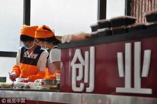 吃瓜奶茶店情侣,情侣甜蜜光顾吃瓜奶茶店