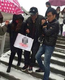 流浪老人吃瓜
